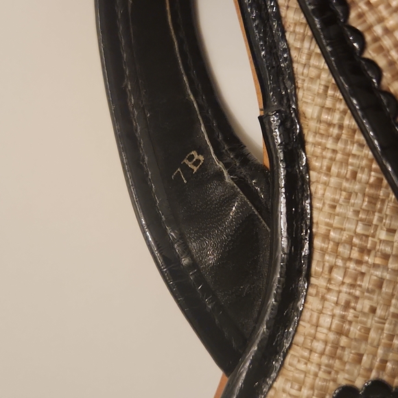 Ann Taylor LOFT flip flips, size 7 B, black and tan woven material - Picture 3 of 8